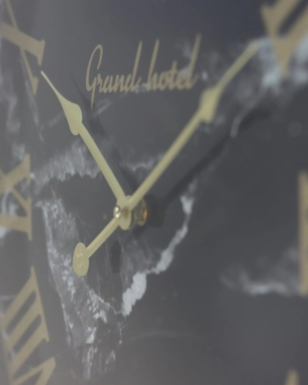 Zwarte Wandklok met Romeinse Cijfers en Marmerlook-Wall Clock-Maeviaz-Maeviaz