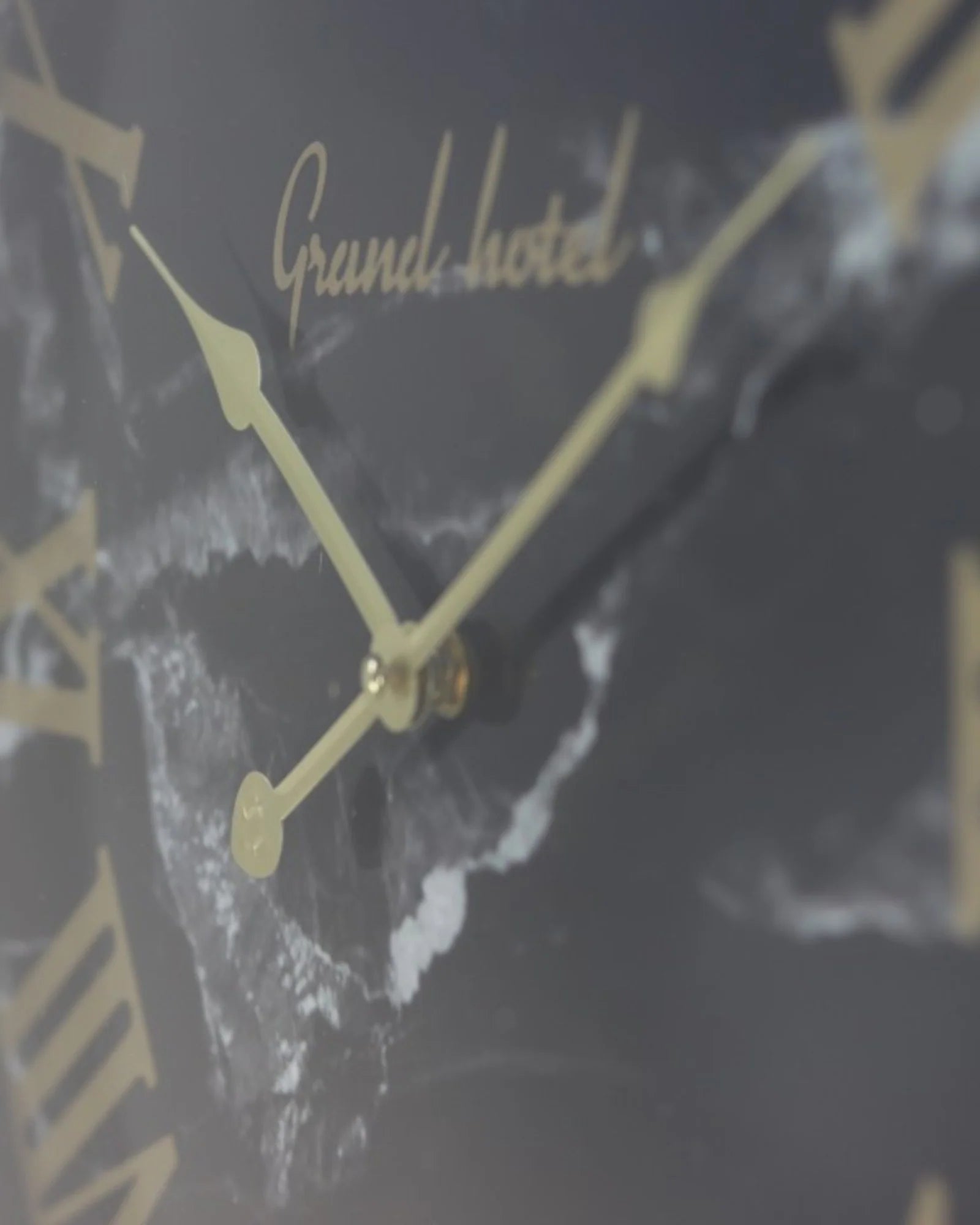 Zwarte Wandklok met Romeinse Cijfers en Marmerlook-Wall Clock-Maeviaz-Maeviaz